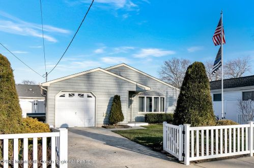 44 Shoreland Ter, Middletown, NJ 07748-6202