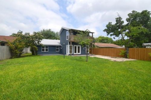 7513 Carriage Dr, Austin TX  78752-1401 exterior