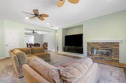 9449 Hollow Springs Way, Elk Grove, CA 95624-4076