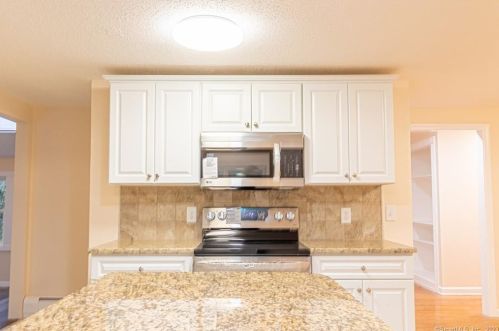 6 Indian Wood Rd, Niantic CT  06357-1021 exterior