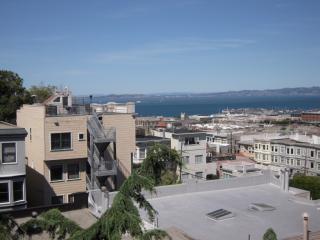 1056 Greenwich St, San Francisco CA  94133-2564 exterior