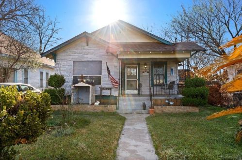 33 Chalmers Ave, Austin TX  78702-5441 exterior