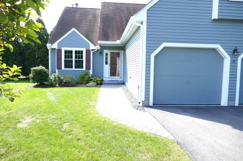 8 Swallow Ln, Nashua, NH 03063-2821