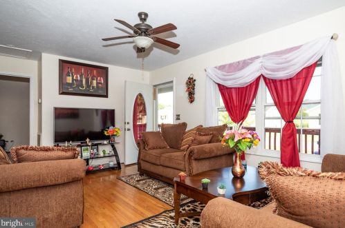 34 Hiser St, Rig, WV 26836-1329