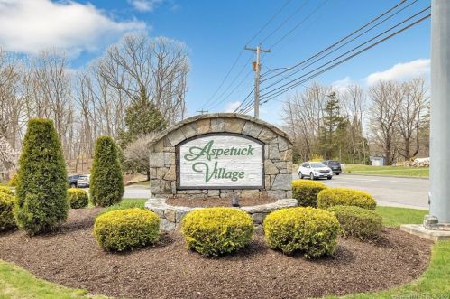 528 Antelope Trl, Huntington CT  06484-2853 exterior