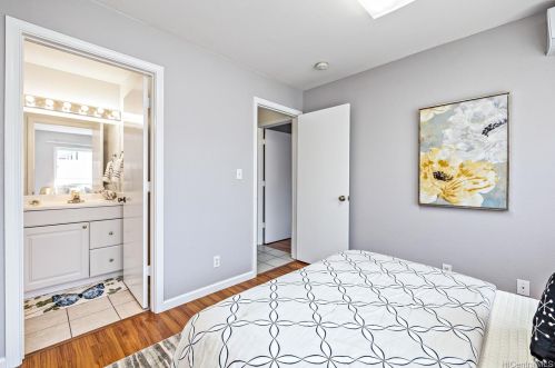 915 Mccully St, Honolulu HI  96826-2888 exterior