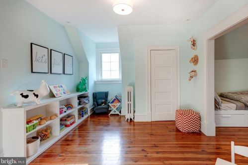 301 Gravers Ln, Philadelphia PA 19118-2802 exterior