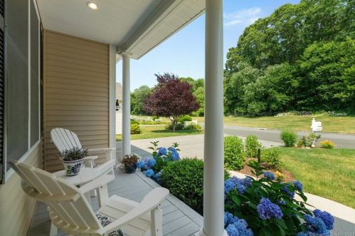 29 Whiting Farms Ln, Niantic, CT 06357-1800