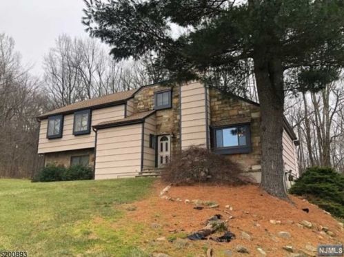 19 Knob Hill Rd, Hackettstown, NJ 07840-4203