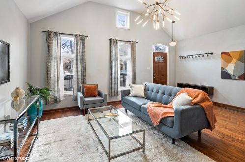 1724 Beach Ave, Chicago, IL 60622-2108