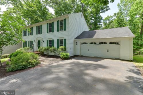 1956 Barton Hill Rd, Herndon, VA 20191-5004