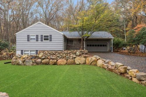 325 Shady Hill Dr, Warwick, RI 02818-1444