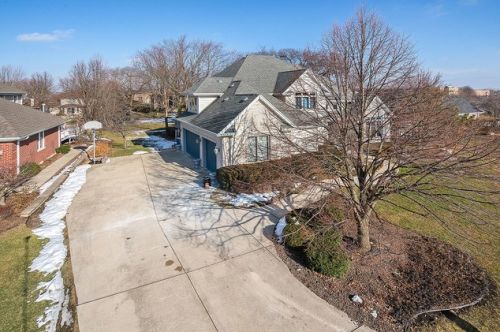 402 Shadow Creek Dr, Palos Heights, IL 60463-2912