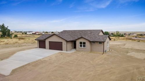 1229 Picketwire Ln, Pueblo, CO 81007-6572