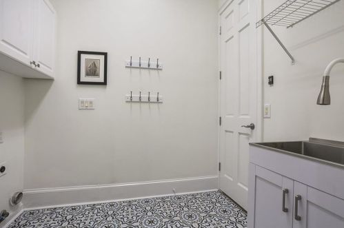 710 Lake Summit Dr, Atlanta GA  30342-1919 exterior