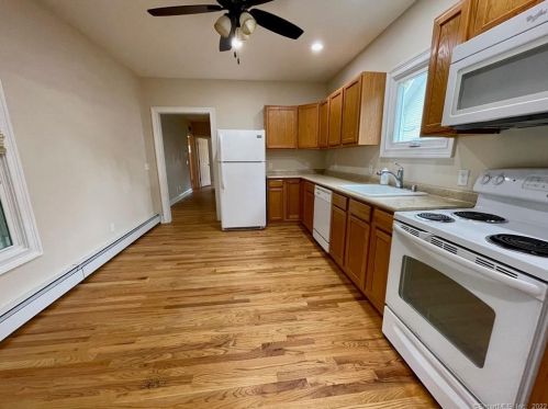 127 Park Ave, Derby, CT 06418-1637