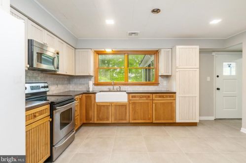 6910 Cliff Rd, Philadelphia PA  19128-4405 exterior