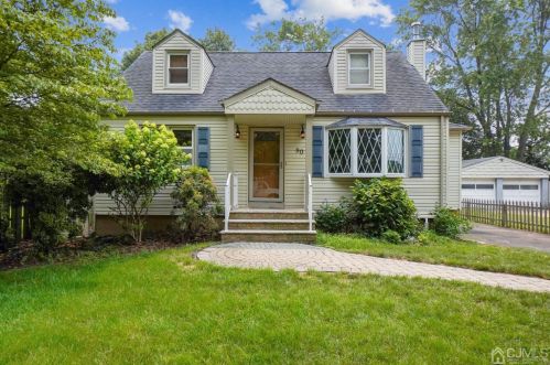 90 Raymond St, Edison, NJ 08817-5028