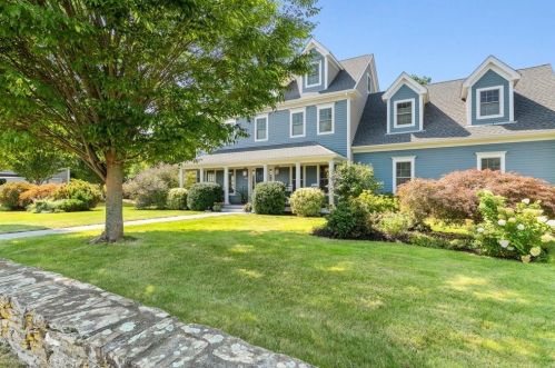 216 Gossets Turn Dr, Middletown, RI 02842-7965