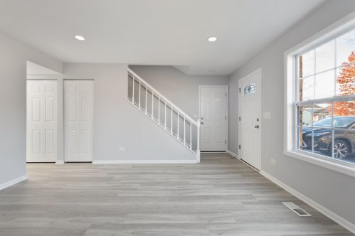 1489 Walnut Cir, Carol Stream IL  60188-9074 exterior