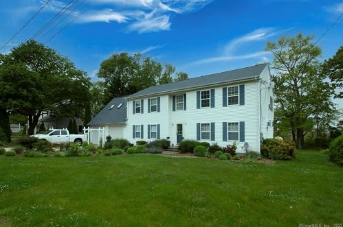4 Barrett Dr, Niantic, CT 06357-3527