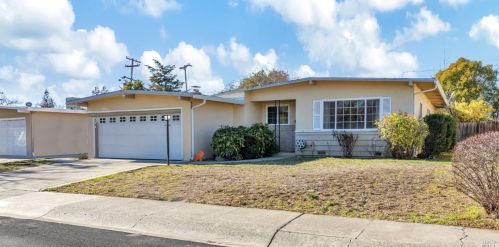 324 Plum St, Vacaville, CA 95688-2741