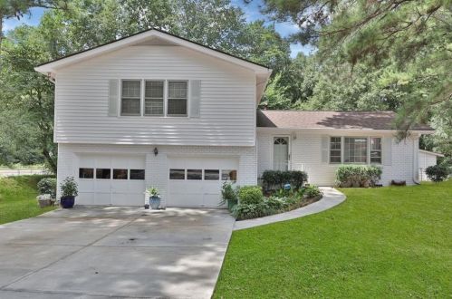 2881 Dara Dr, Marietta, GA 30066-4009