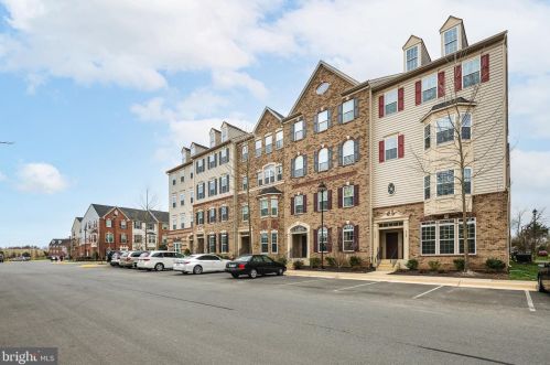 6934 Kona Dr, Gainesville, VA 20155-3322