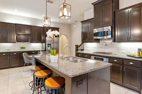 2253 Longwood Dr, Carrollton TX 75010-4912 exterior