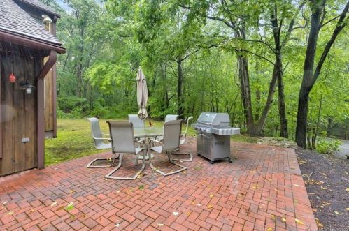 33 Deerwood Dr, Bethlehem, CT 06751-2305