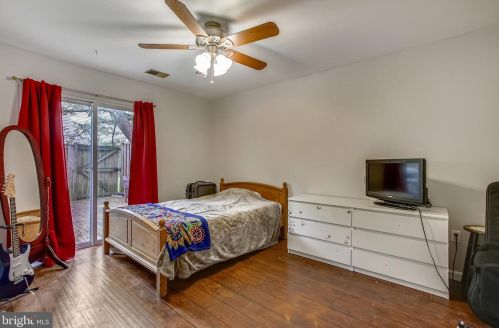 1576 Goldenrain Ct, Herndon VA  20190-4037 exterior