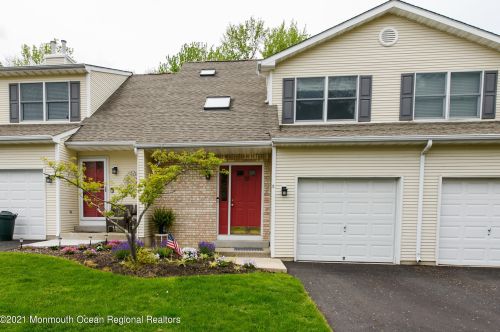 5 Maria Ct, Holmdel Village, NJ 07733-2748