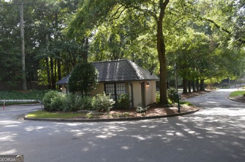 83 Montre Sq, Atlanta GA  30327-4046 exterior