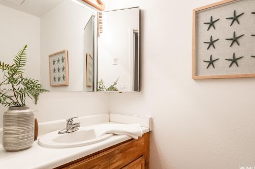 8272 Williamsburg Park Cir, Sandy UT 84070-0517 exterior