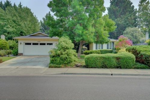 2976 Leonard Ave, Medford, OR 97504-5097
