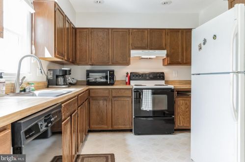 7318 Eggar Woods Ln, Springfield VA  22153-2012 exterior