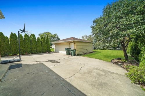 8644 Stolting Rd, Niles IL  60714-1817 exterior