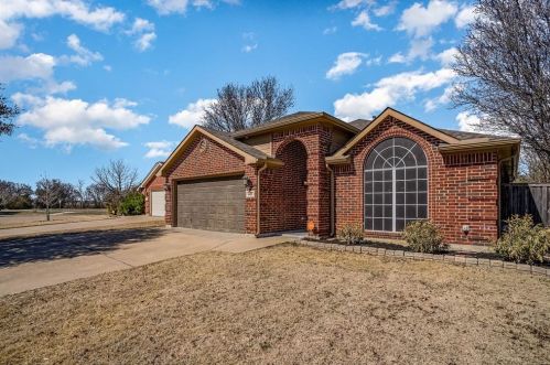 8609 Saranac Trl, Fort Worth, TX 76118-7845