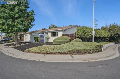 1763 Woodcrest Dr, Concord CA  94521-1203 exterior