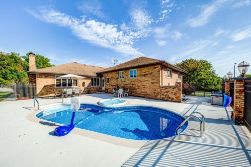 331 Ridgemoor Dr, Willowbrook IL  60527-5419 exterior