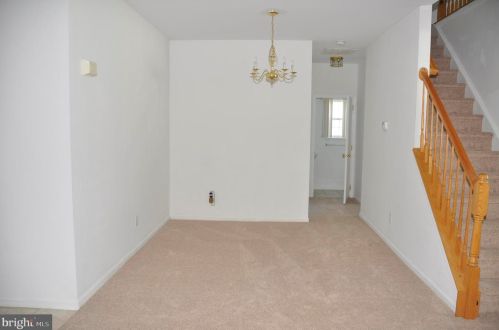 33 Greenbrook Dr, Columbus, NJ 08022-2319