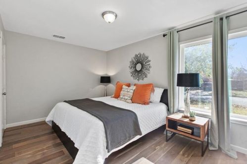 5204 Creekline Dr, Austin TX  78745-2227 exterior
