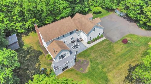 2 Blackberry Ln, Wallingford, CT 06492-2701