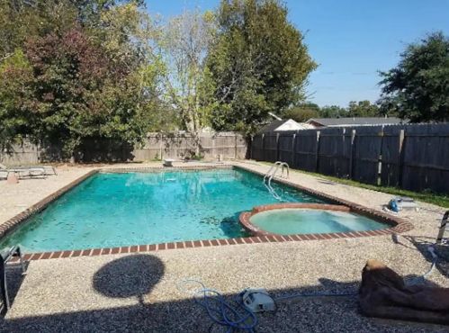 303 17th St, Nederland, TX 77627-5214