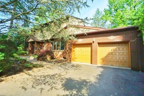 36 Kennedy Dr, Clark, NJ 07066-2908