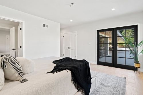 3701 Royal Woods Dr, Van Nuys CA  91403-4217 exterior