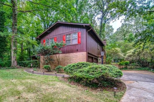 435 Hickory Hills Dr, Stone Mountain, GA 30083-4358