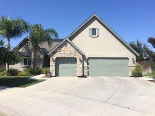 1687 Karen Ave, Clovis, CA 93619-0407