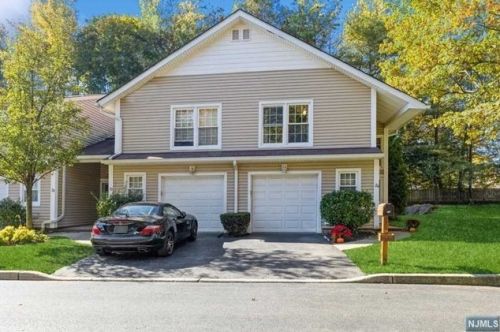 24 Crestwood Mews, Allendale, NJ 07401-1539