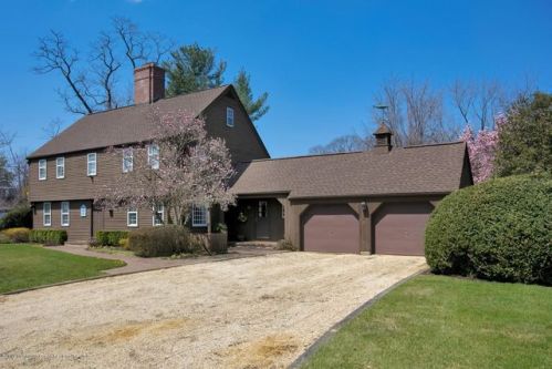 1 Pilgrim Hollow Rd, Tinton Falls, NJ 07712-3305